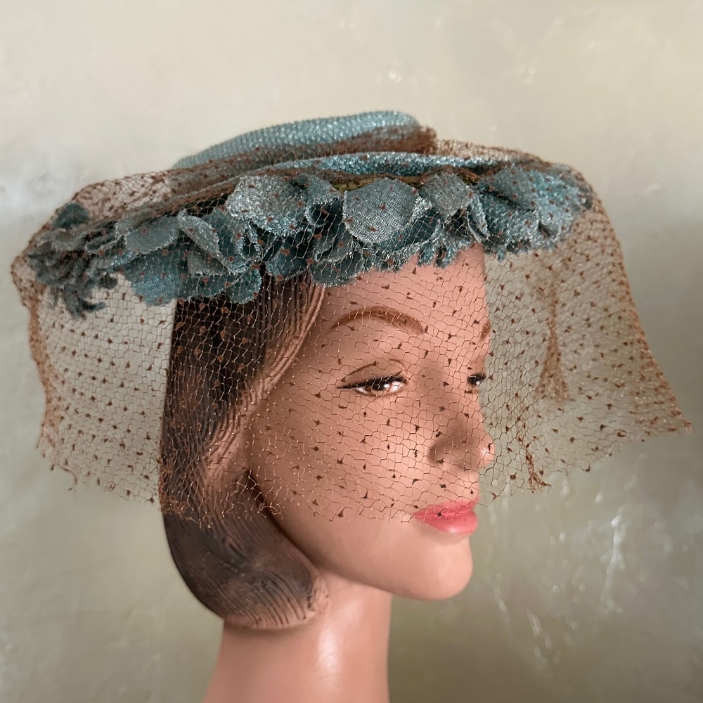 GLAMOROUS 1940s' TEAL FABRIC FEDORA WITH MATCHING  FABRIC FLOWERS & BROWN VEIL